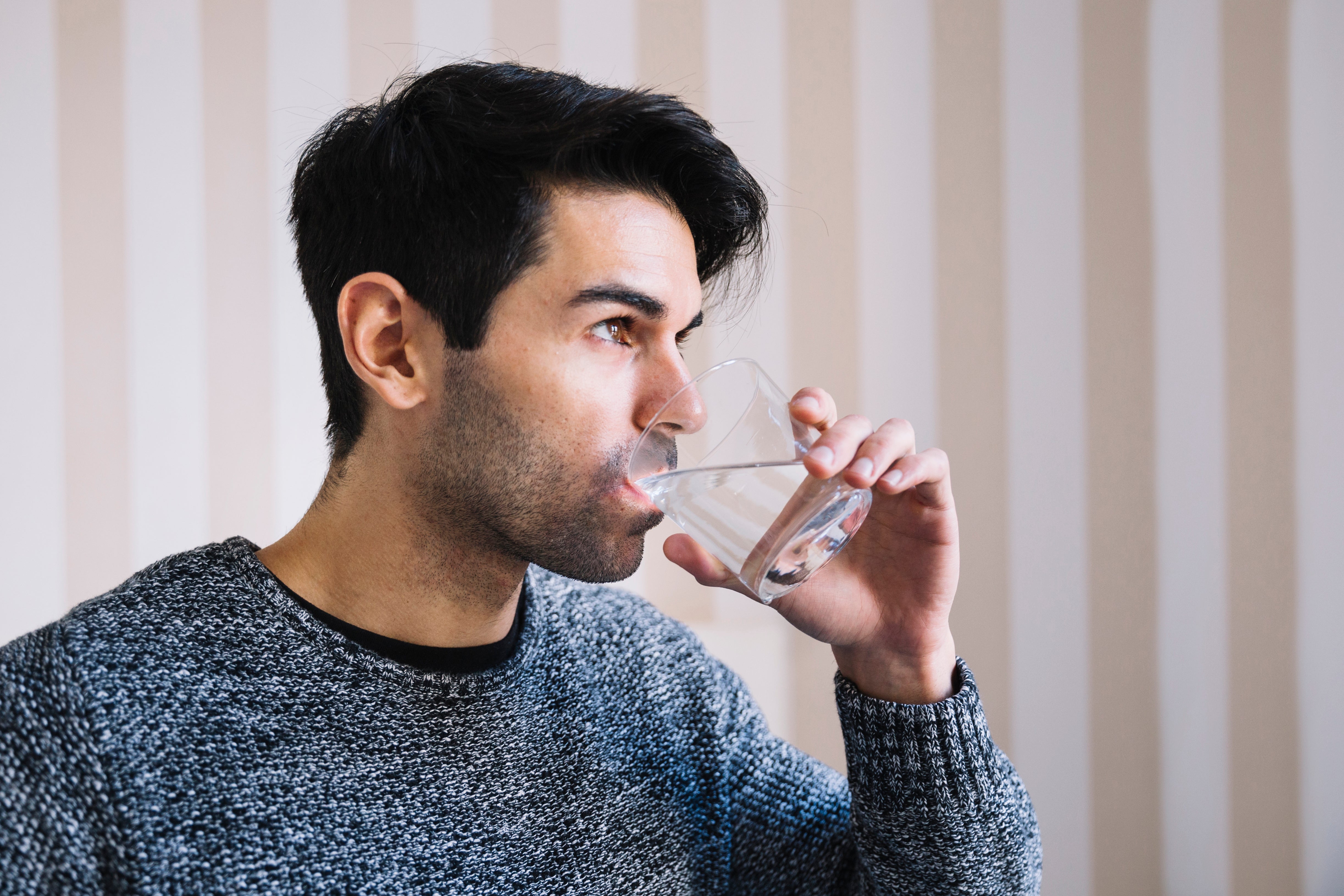 ¿Qué tomar antes de beber alcohol? Prepárate mejor y evita la resaca